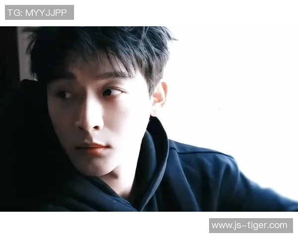 足球7号的传奇之路：从青涩少年到绿茵场上的耀眼明星